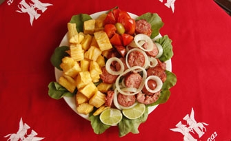 No cardápio do Bar da Careta, o cliente encontra porções como a de linguiça acebolada com mandioca